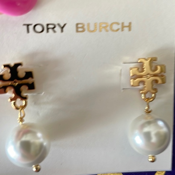❌SALE ❌NWT KIRA TORI BURCH PEARL DROP EARRINGS. - Picture 6 of 9
